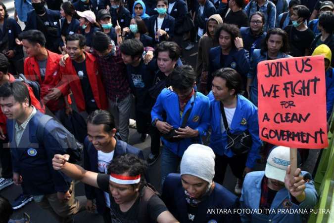 Ratusan mahasiswa Undip berangkat ke Jakarta menggunakan bus Senin malam