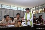  Menko PMK Kunjungi Ruang Kelas Sementara dan Berdialog dengan Palajar SMPN 4 Praya