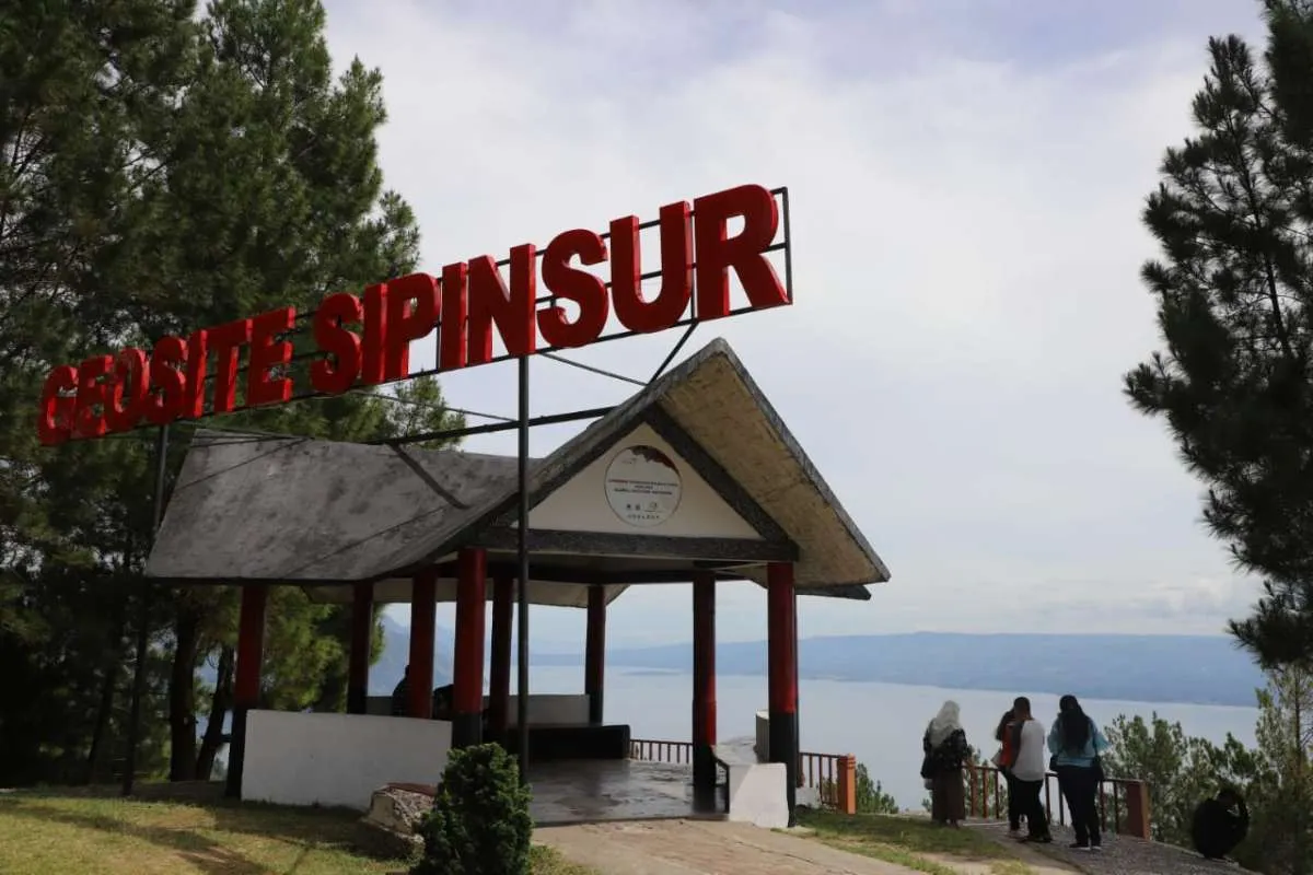 Memandang keindahan Danau Toba dari Geosite Sipinsur