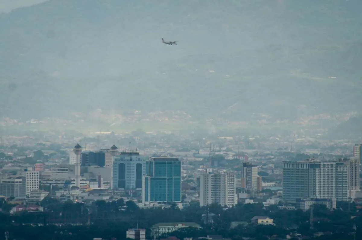 Cuaca besok di Jawa dan Bali: Bandung hujan, Surabaya cerah