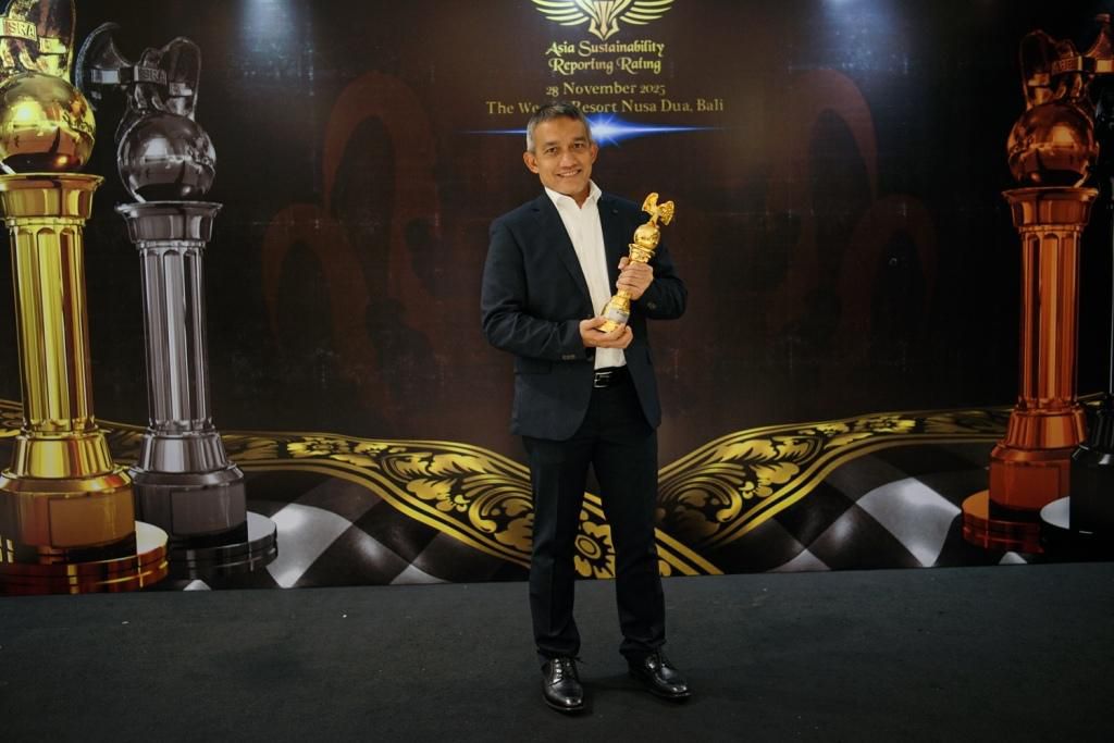 Kontan - Kideco Native Online. Direktur Legal & Corporate Affairs Kideco, Arif Kayanto memegang trof