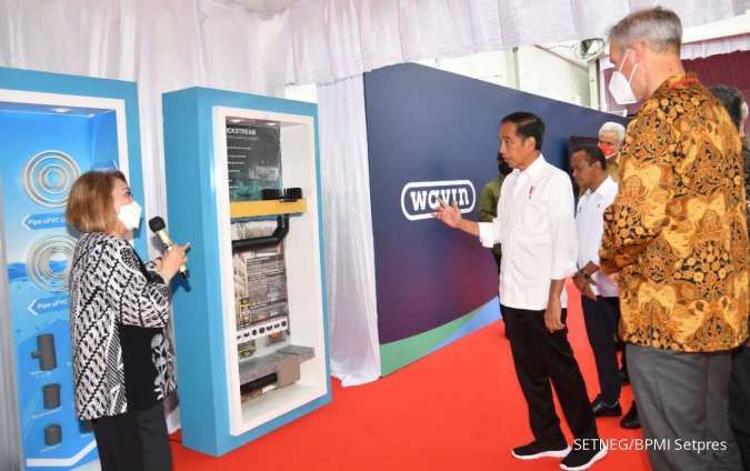 Presiden mendengarkan pemaparan rencana pabrik pipa Wavin