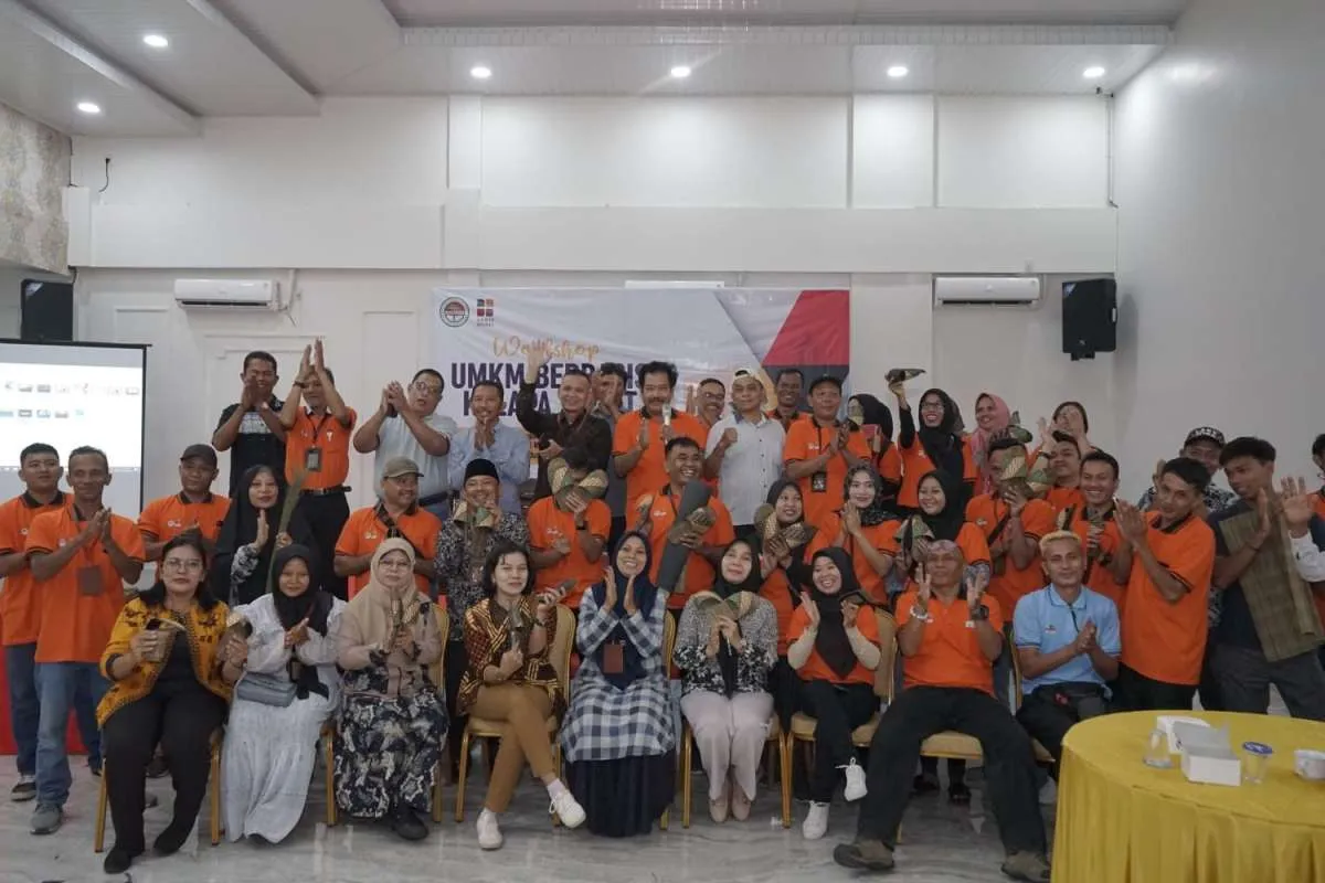 Petani Sawit Ikut Praktek Pembuatan Kerajinan Lidi Sawit pada Workshop BPDPK-Aspekpir