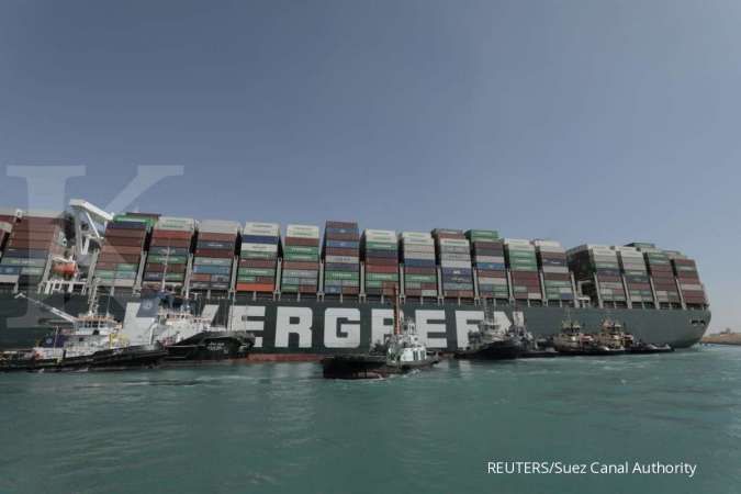 Kapal kontainer yang blokir Terusan Suez akhirnya kembali bergerak