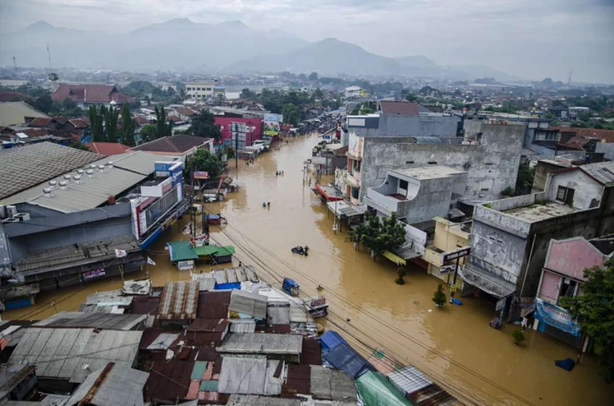 Peringatan Dini Cuaca Besok (3/2) Hujan Deras, Status Waspada Bencana Provinsi Ini