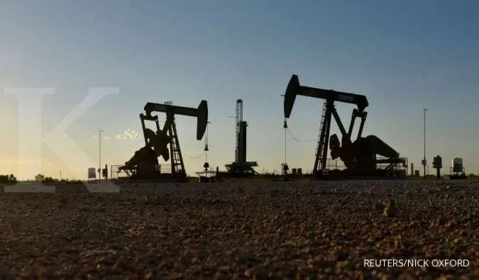 Oil prices edge lower, tracking biggest weekly gain since late August