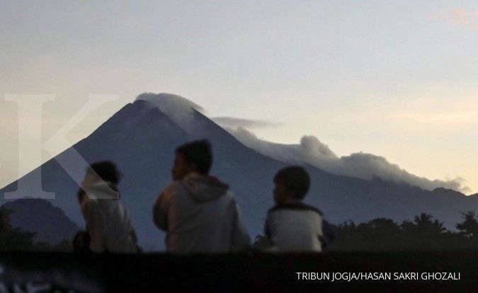 Lava pijar keluar dari Gunung Merapi pada Minggu malam