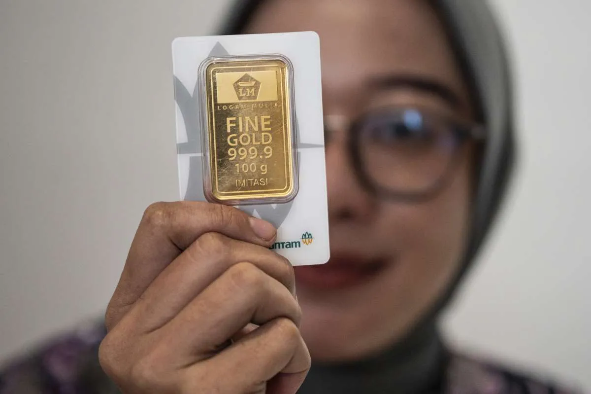 Harga Emas Meroket Hingga Rekor, Pilih Investasi Emas Fisik atau Saham Emiten Emas?