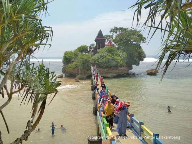 Pantai Balekambang, seperti di Bali, ada pura di atas tebing 