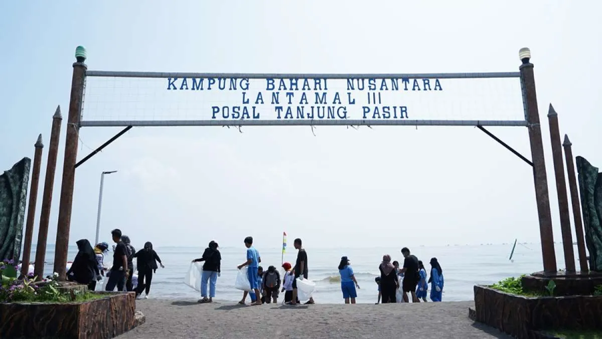 Acer Bersama Seasoldier Tanam Ratusan Bibit Mangrove dan Bersihkan Pantai 