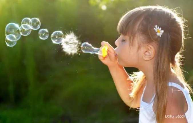 Anak meniup bubble