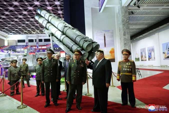 Kim Jong Un Sambut Menhan Rusia dengan Tur di Pameran Senjata