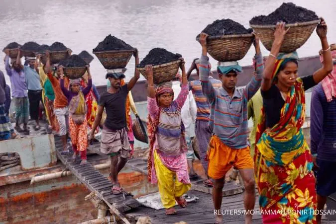 India's Record Trade Deficit in June Adds Pressure on Currency