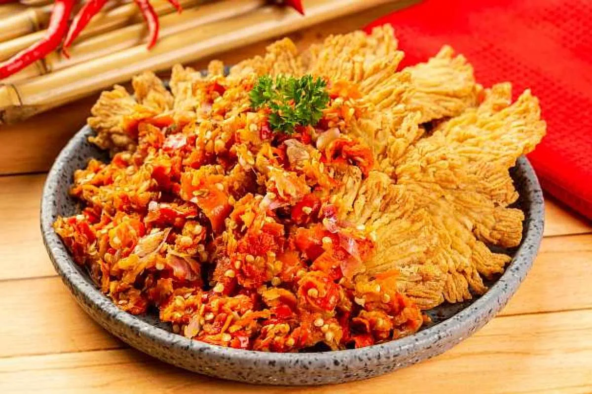 Jamur Krispi Geprek Sambal Merah, Menu Makan Siang yang Pedas! Simak Resepnya