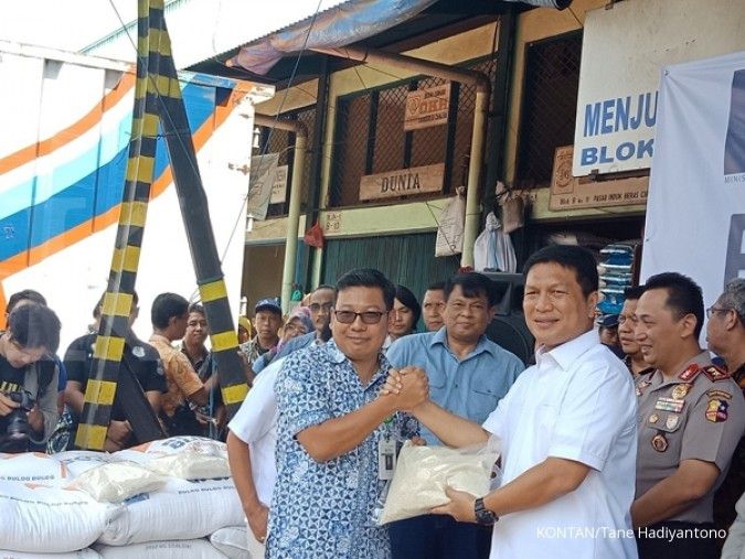 Operasi pasar, Bulog gelotorkan 100 ton beras ke Pasar Cipinang