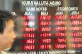 Rupiah Nyaris Sentuh Rp 18.000, Inflasi dan Geopolitik Jadi Faktor Penekan 