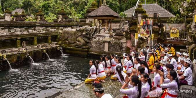 Banyak Dijalani Selebriti dan Turis di Bali, Apa sih Tradisi Melukat Itu?