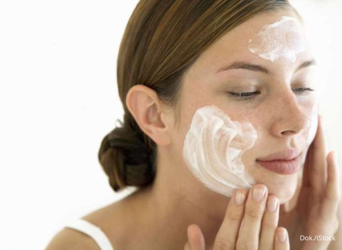 4 Alasan Kulit Berjerawat Harus Pakai Sunscreen, Jangan Sampai Skip!