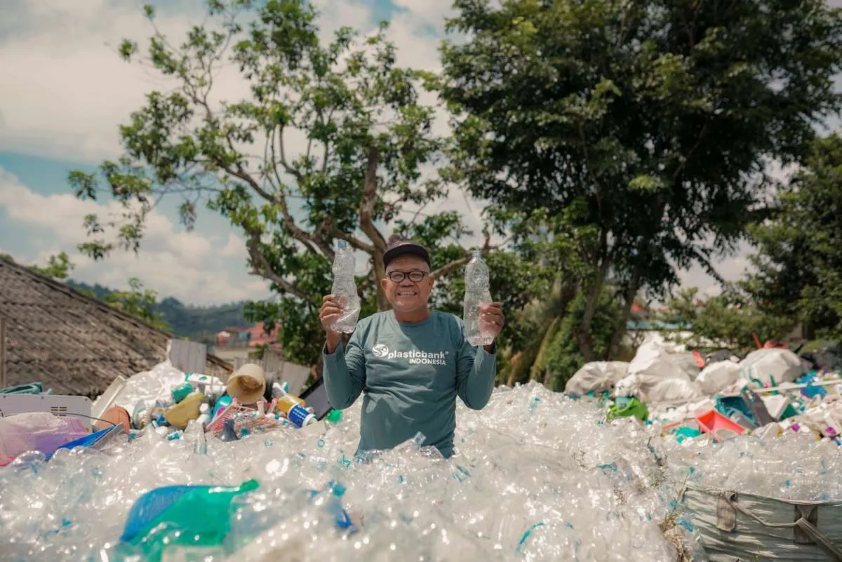 Plastic Bank Berhasil Kumpulkan Setara 7 Milyar Botol Plastik 