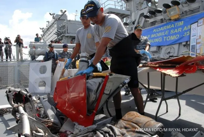 Sea conditions halt search for AirAsia fuselage  