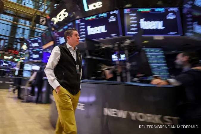 US STOCKS-S&P 500 Notches Third Straight Record High Close