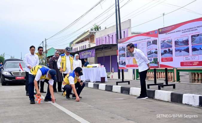Tinjau Ruas Jalan Daerah, Jokowi: Tahun 2024 akan Ada Inpres Jalan Daerah Rp 15 T