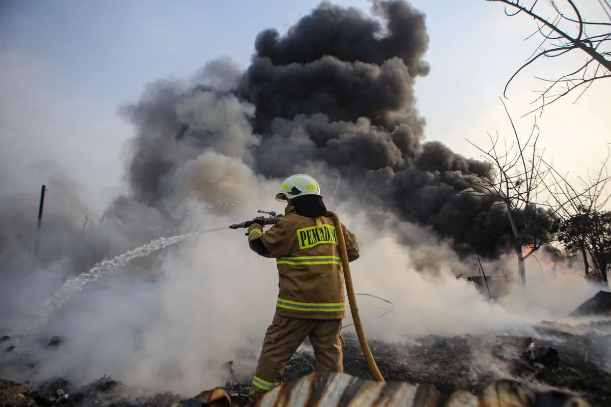 Gudang Tiner di Semarang Terbakar, Helikopter Water Bombing Dikerahkan