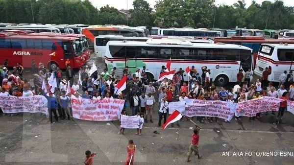Minivan drivers protest terminal closure