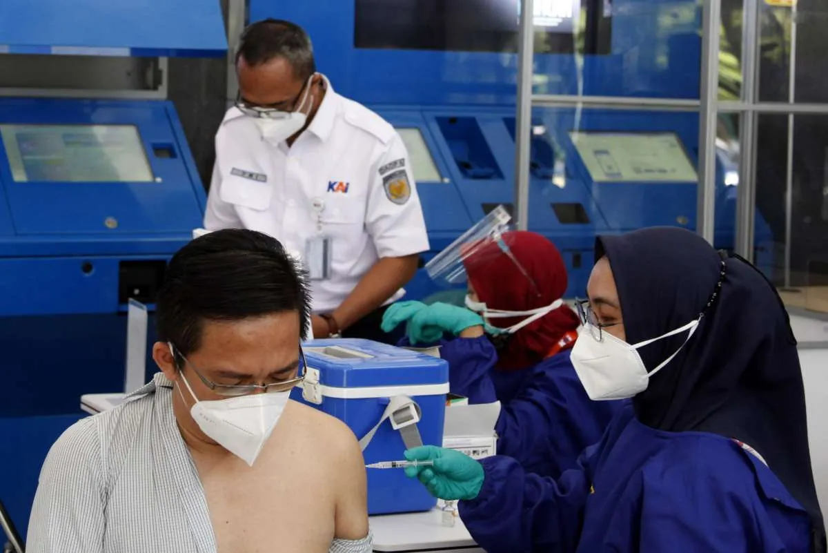 Akselerasi vaksinasi diharapkan mengurangi risiko munculnya varian baru Covid-19