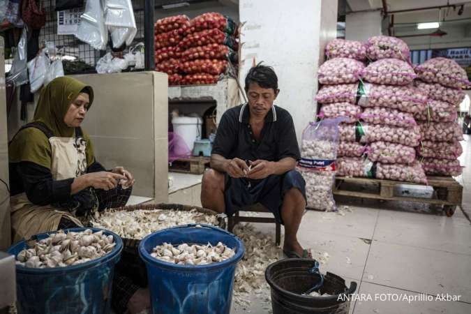 Inflasi Melambat, Risiko Harga Membayangi