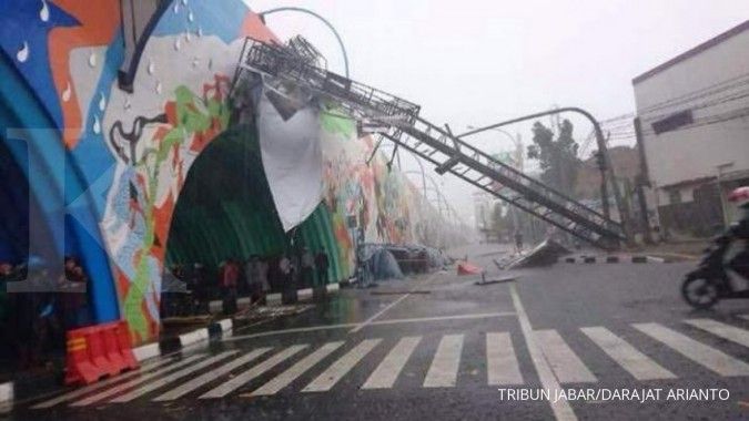 Hujan angin dan es melanda Bandung