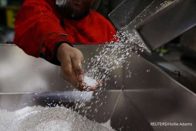 Mengekor Emas, Perak Menuju US$ 100 per troi ons