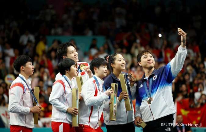 Atlet Korea Utara dan Korea Selatan Selfie di Podium Olimpiade Paris 2024