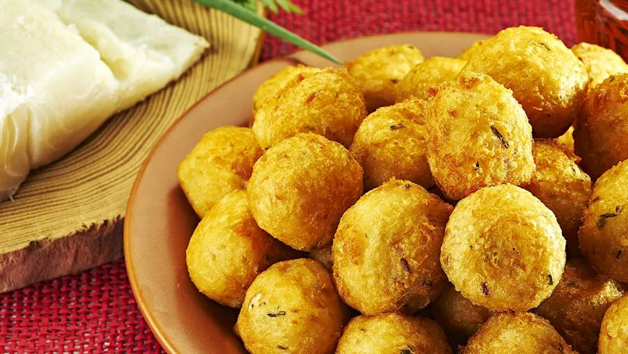 Street food populer Brasil: Bolinhos de bacalhau