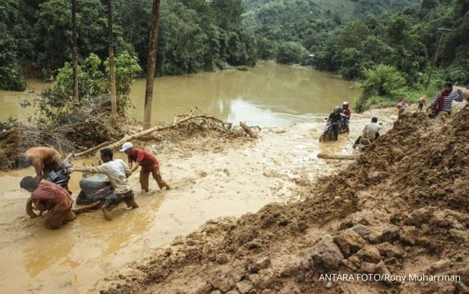 Jalan Lintas Barat Sumatra putus akibat longsor dan banjir
