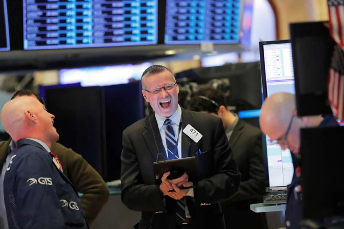 Wall Street catat rekor tertinggi baru dipicu data ekonomi AS dan komentar Trump 