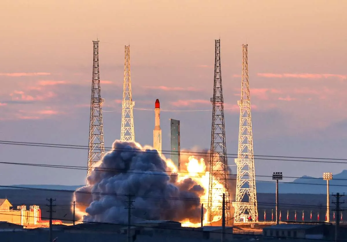 Musuh Bebuyutan AS Ini Sukses Meluncurkan Satelit Terberat