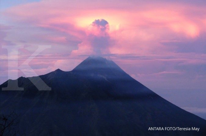 Dentuman terdengar dari puncak Gunung Merapi