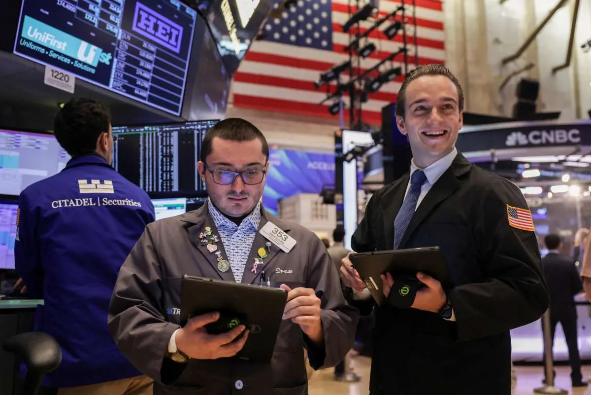 Wall Street Ditutup Menguat Jumat (17/10), Komentar Trump Soal China Jadi Penopang