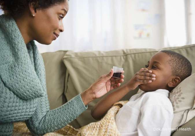4 Cara Mengatasi Anak yang Susah Minum Obat, Moms Harus Tahu