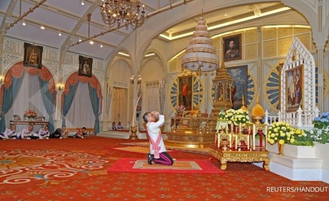 Raja baru Thailand pimpin doa di Grand Palace