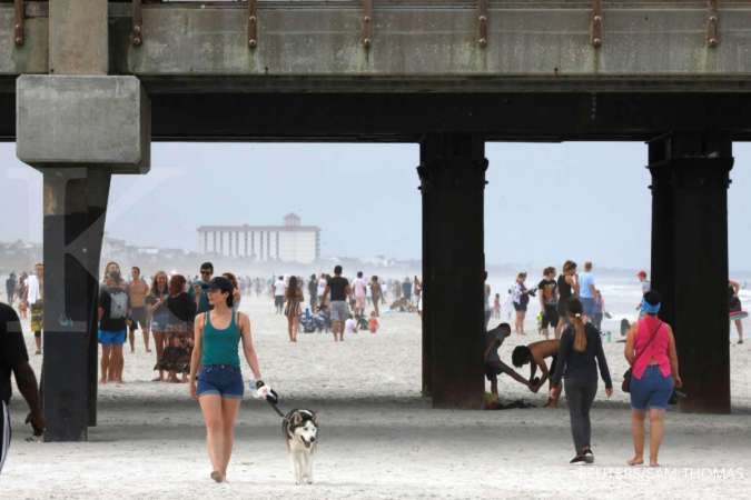 Pantai-pantai di Amerika Serikat kembali ramai di akhir pekan