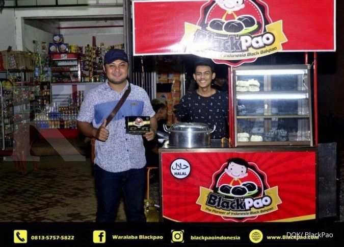 Meski hitam warnanya, cuan bakpao ini tetap legit