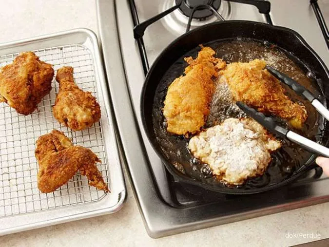 Menggoreng Ayam tepung jadi salah satu cara kurangi minyak berlebih pada makanan