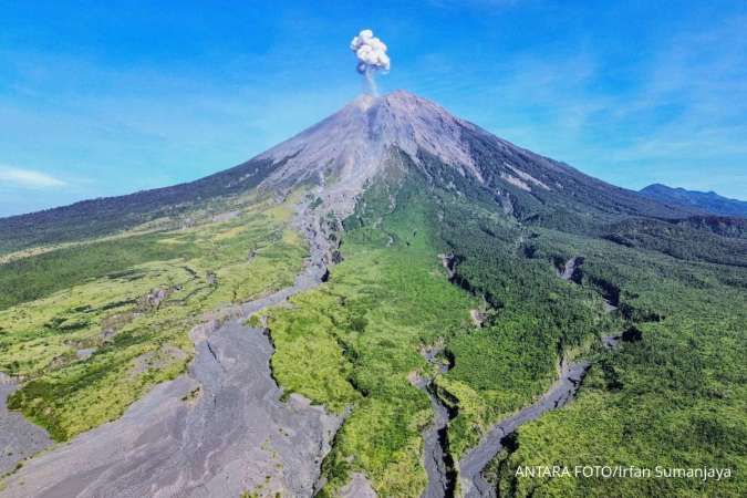 Gunung Semeru Alami Erupsi 6 Kali, Letusan Abu hingga 1.000 Meter