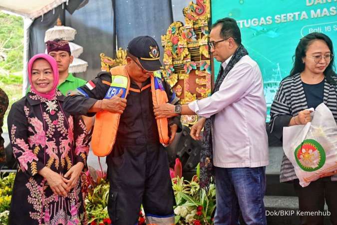 Peringati Harbupnas Kemenhub Salurkan Bantuan kepada Petugas &Masyarakat Transportasi