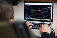 Didorong Saham Sektor Bahan Baku, IHSG Menguat 0,6% Pada Selasa Pagi (13/1)