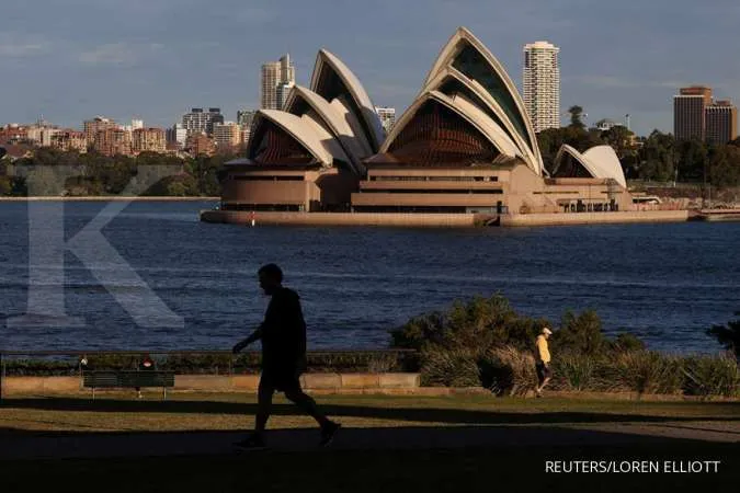 Sydney residents told to stay home after COVID-19 cluster grows to 17