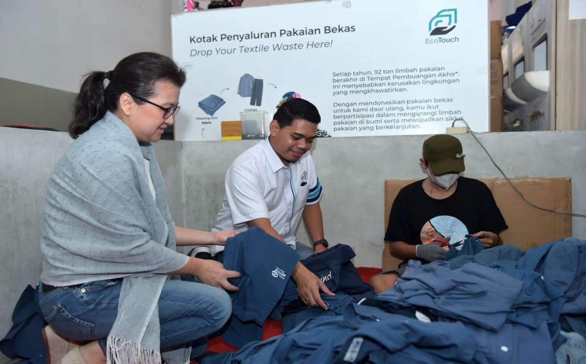 Asuransi Astra Bersama Eco Touch Daur Ulang Seragam Lama Jadi Produk Bernilai Baru