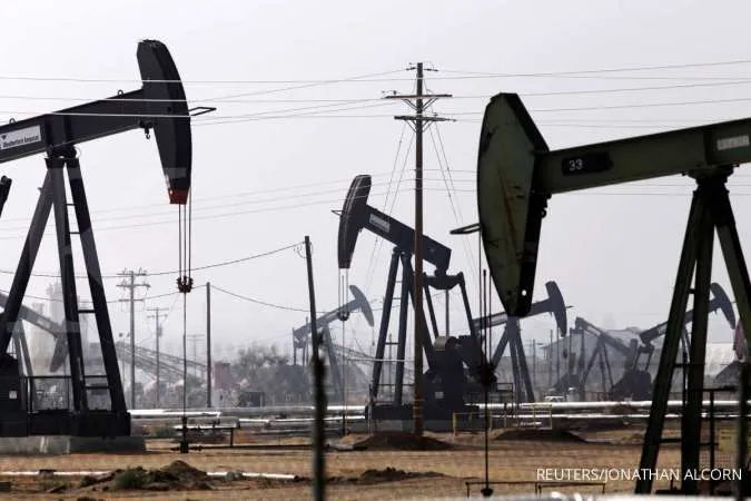 Oil Falls on Strong Dollar and Potential Fed Rate Increases